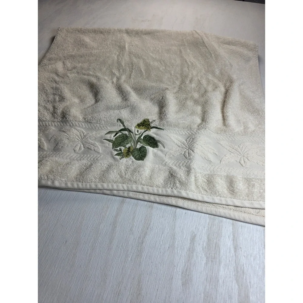 Croscill Ivory Cotton Bath Towel Embroidered Floral Leaf Border Cottagecore Boho